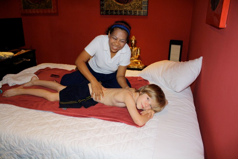 Oskar gets a real Thai massage