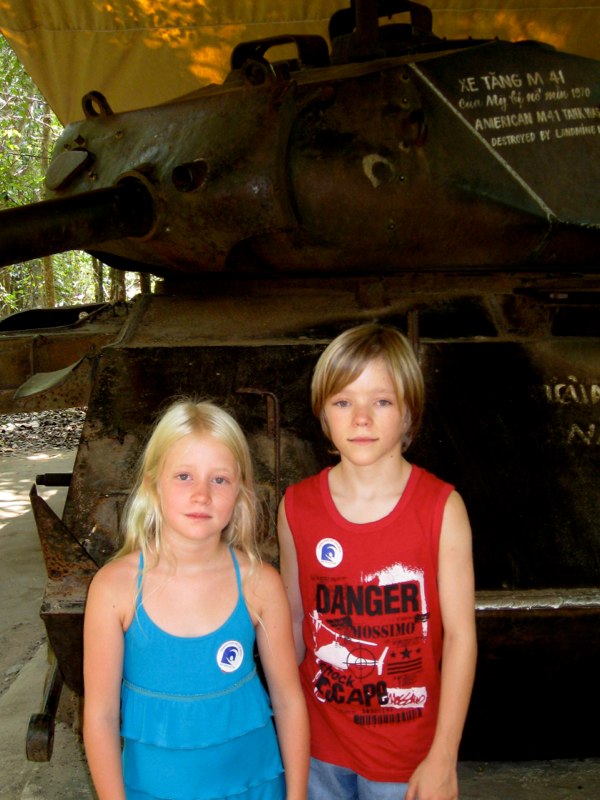 Oskar and Estelle visited the Chi tunnels.