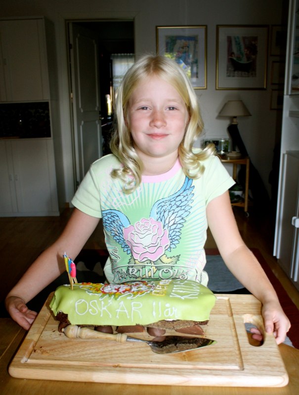 Estelle with Oskars 11 year skateboard cake!