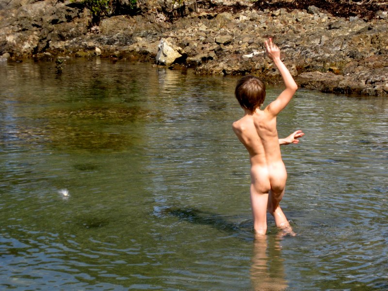 Oskar is skimming stones