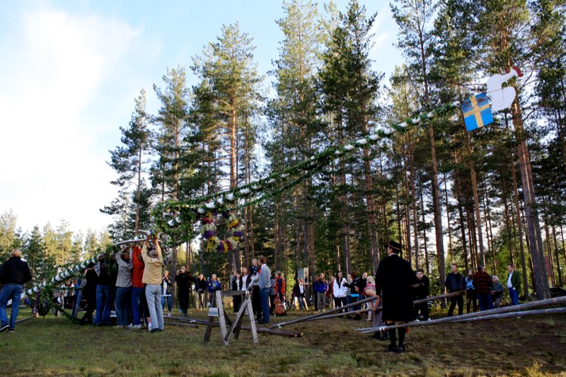 and the midsummer pole goes up..