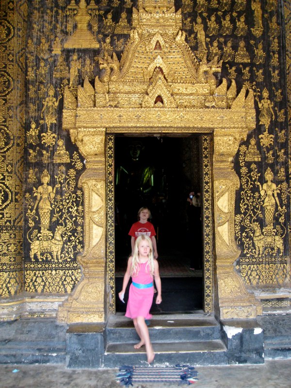 Oskar and Estelle LOVES temples ;)