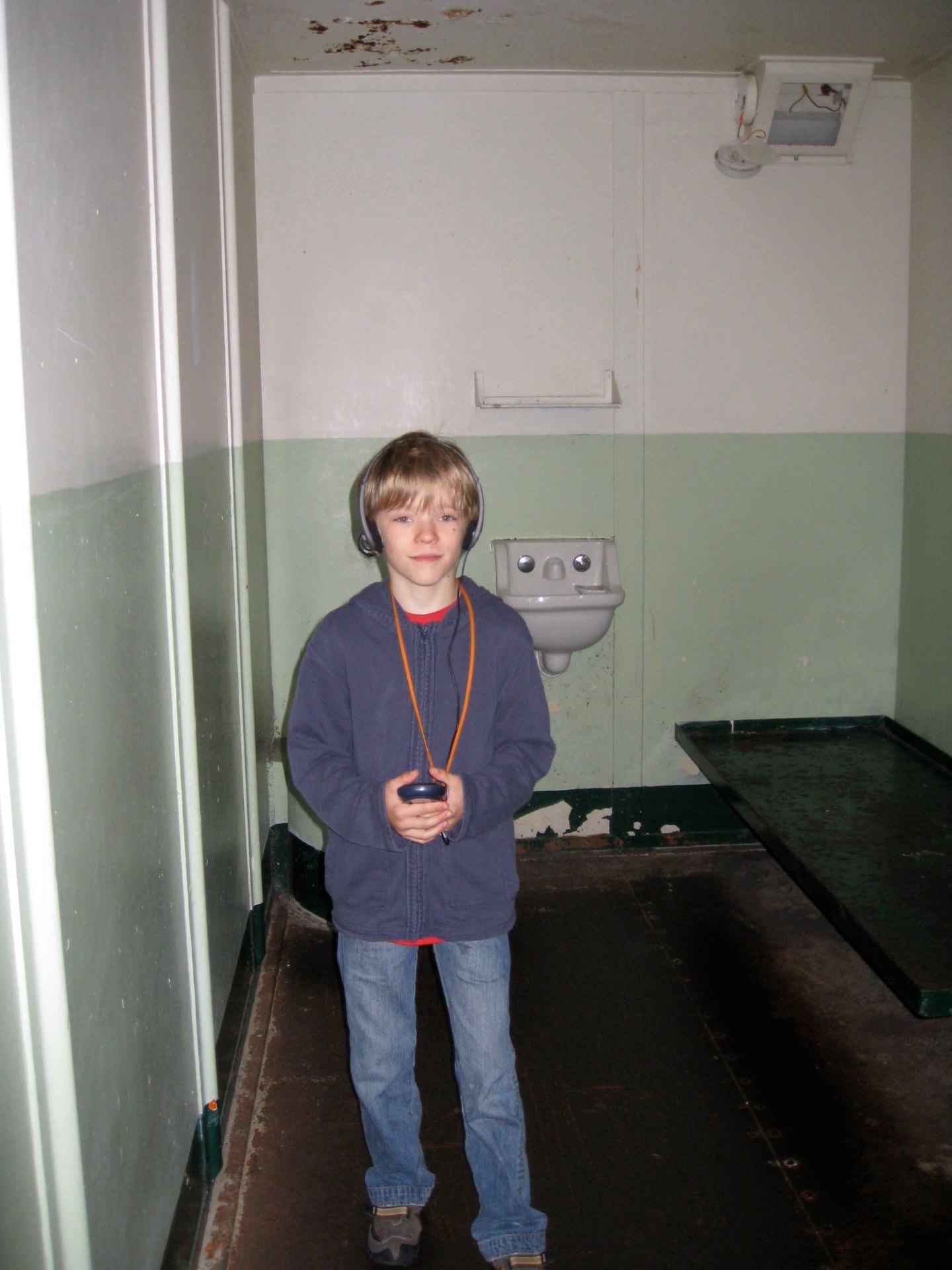 Oskar in a cell