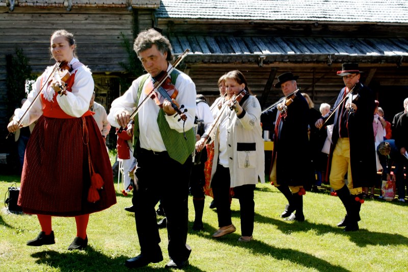 and the musicians are there