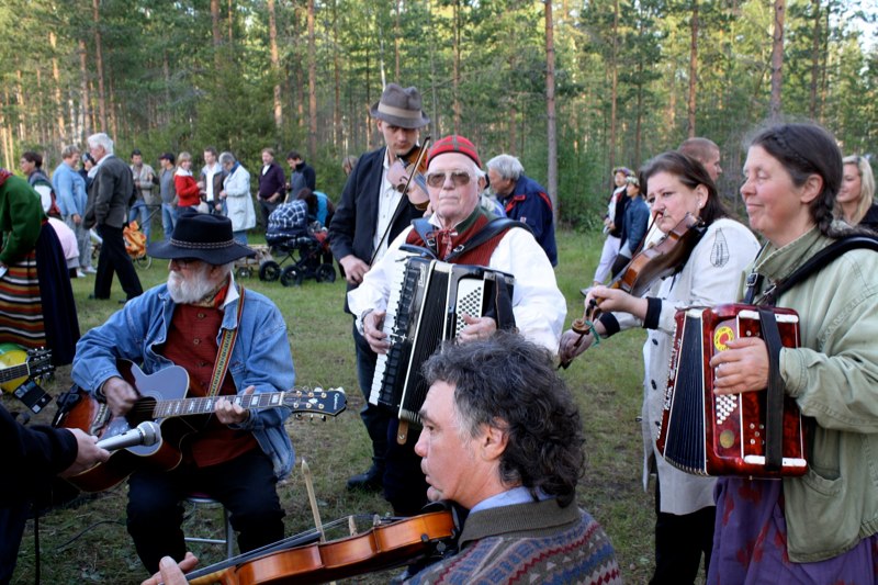 The folk music players