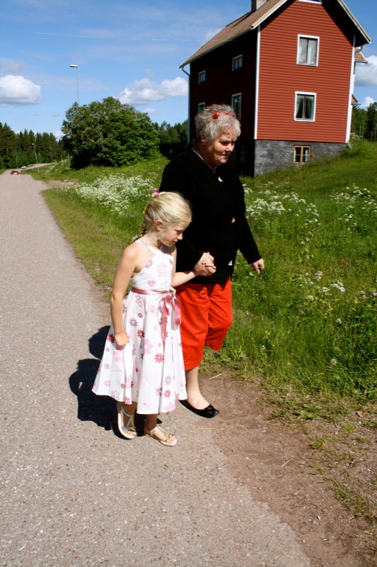 mormor and Estelle going to the dance